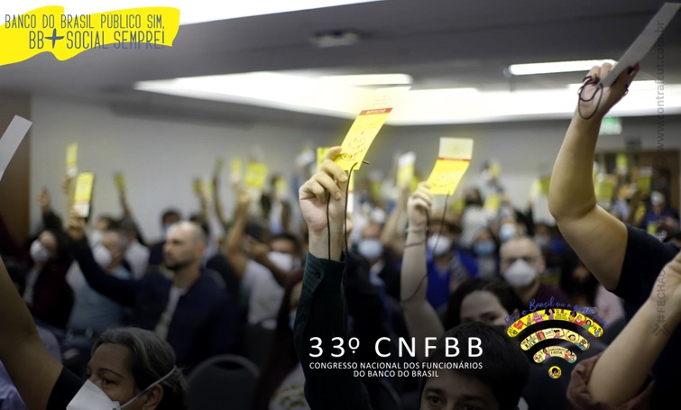 imagem de cartões levantados em votação de funcionários do BB no congresso CNFBB